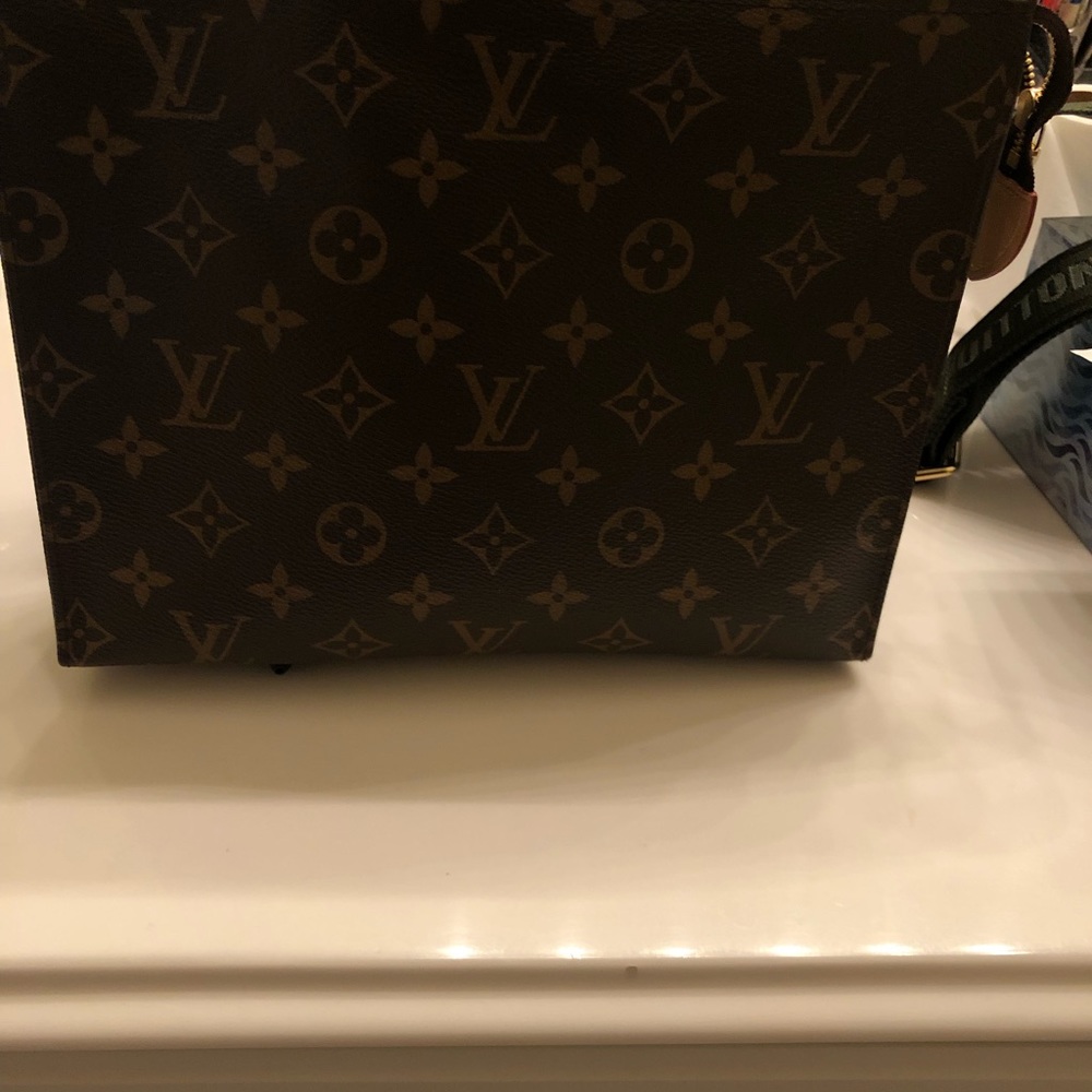 louis vuitton toiletry 26